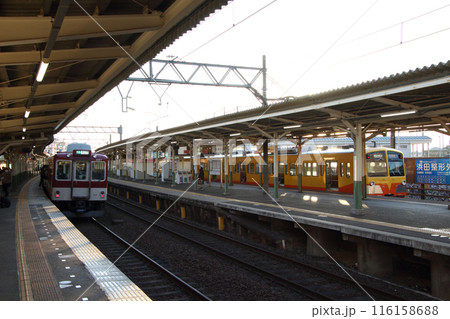 近鉄富田駅に停車中の近鉄名古屋線・三岐鉄道三岐線 116158688