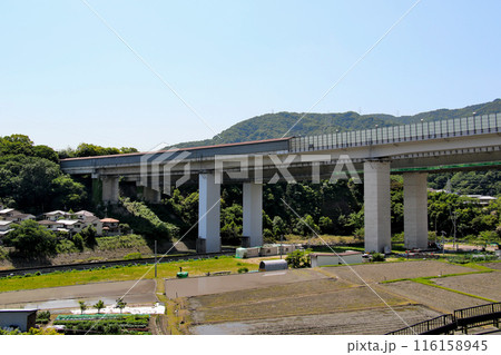 福知山線廃線敷の入り口近くより中国自動車道を望む 福知山線廃線敷の入り口近くより中国自動車道を望む 116158945