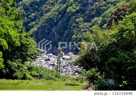 福知山線廃線敷の入り口近くにて山側を望む 116158946