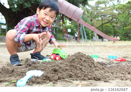 お砂場遊びする子ども 116162687
