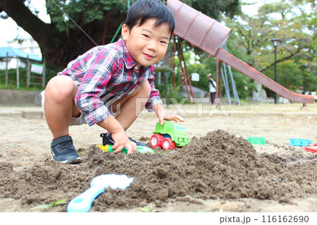 お砂場遊びする子ども お砂場遊びする子ども 116162690