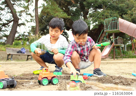 お砂場遊びする子ども お砂場遊びする子ども 116163004