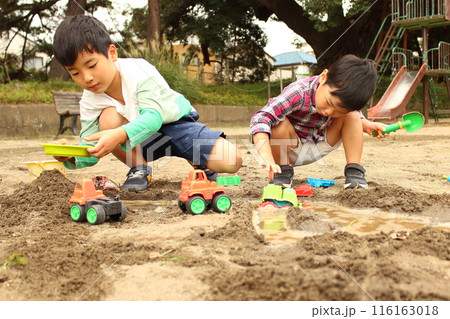 お砂場遊びする子ども 116163018
