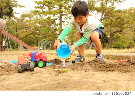 お砂場遊びする子ども 116163024