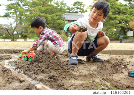 お砂場遊びする子ども お砂場遊びする子ども 116163261