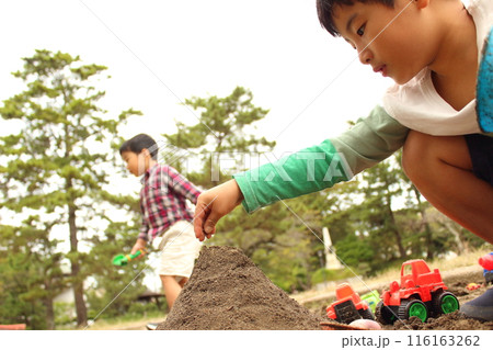 お砂場遊びする子ども お砂場遊びする子ども 116163262