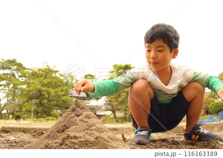 お砂場遊びする子ども 116163389