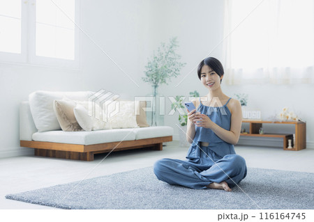 青いキャミソールの女性　   116164745