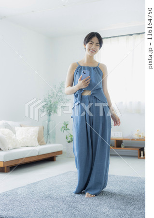 青いキャミソールの女性　   116164750