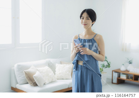 青いキャミソールの女性　   116164757