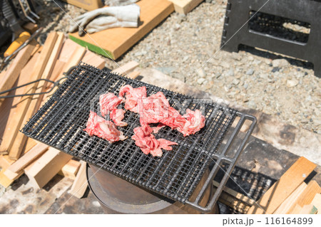 【オートキャンプ場でソロキャンプ　網で牛肉を焼く】 116164899