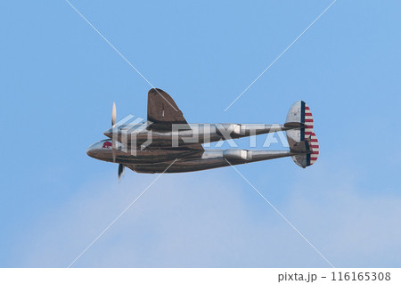 飛行するロッキードP-38Lライトニング戦闘機 飛行するロッキードP-38Lライトニング戦闘機 116165308