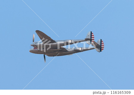 飛行するロッキードP-38Lライトニング戦闘機 116165309