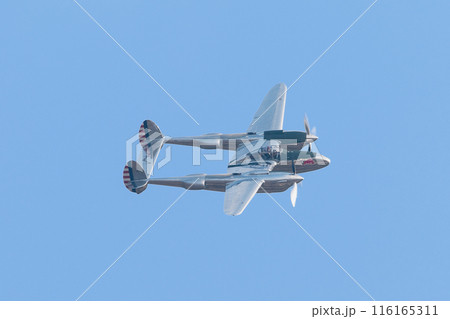 飛行するロッキードP-38Lライトニング戦闘機 116165311