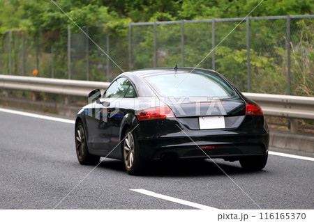 街中を走るスポーツカー 街中を走るスポーツカー 116165370