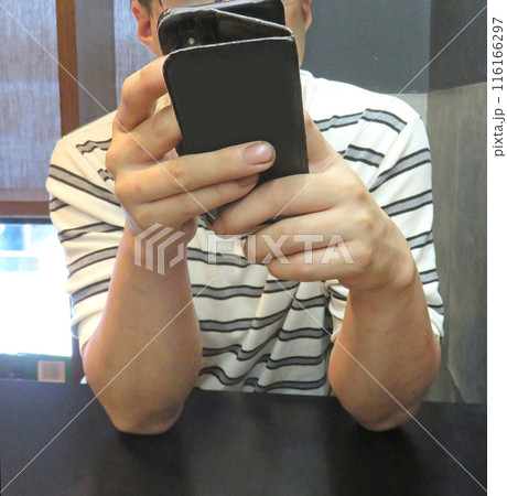 スマホ操作する男性 116166297