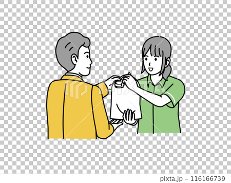 コンビニで買い物をする男性、商品を手渡すコンビニ店員の女性 116166739