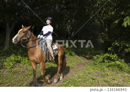 乗馬を楽しむ女性 乗馬を楽しむ女性 116166943