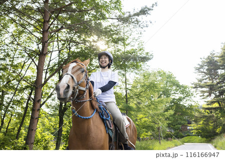 乗馬を楽しむ女性 乗馬を楽しむ女性 116166947