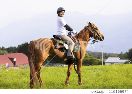 乗馬を楽しむ女性 116166974