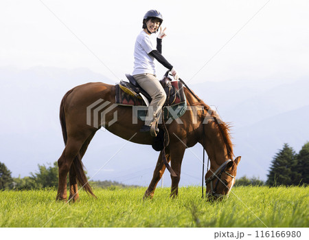 乗馬を楽しむ女性 乗馬を楽しむ女性 116166980