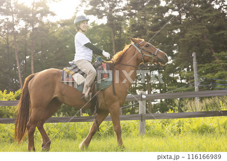 乗馬を楽しむ女性 乗馬を楽しむ女性 116166989