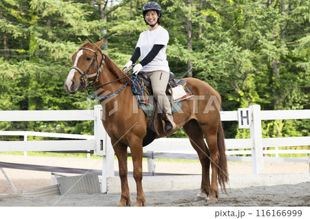 乗馬を楽しむ女性 116166999