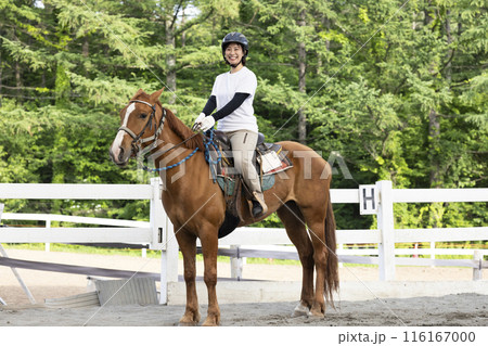 乗馬を楽しむ女性 乗馬を楽しむ女性 116167000