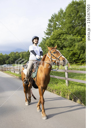 乗馬を楽しむ女性 乗馬を楽しむ女性 116167003