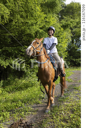乗馬を楽しむ女性 乗馬を楽しむ女性 116167099