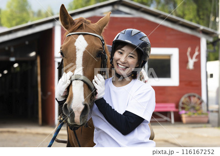 乗馬を楽しむ女性 116167252