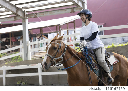 乗馬を楽しむ女性 乗馬を楽しむ女性 116167329
