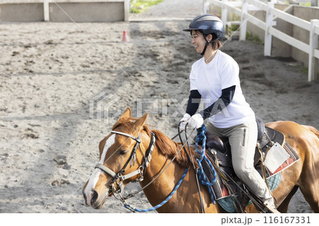 乗馬を楽しむ女性 乗馬を楽しむ女性 116167331
