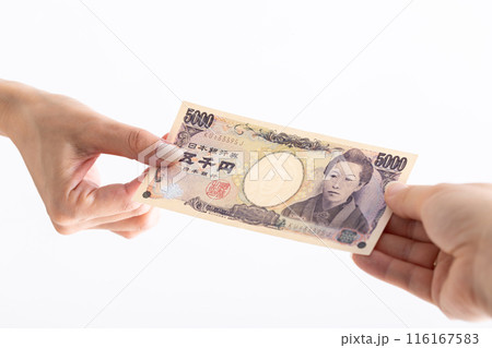五千円札を持つ手　複数 116167583