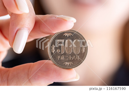 五百円玉を持つ手 五百円玉を持つ手 116167590
