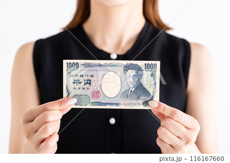 千円札を受け渡す手元 キーワードの言語 : 日本語 千円札を受け渡す手元 キーワードの言語 : 日本語 116167660