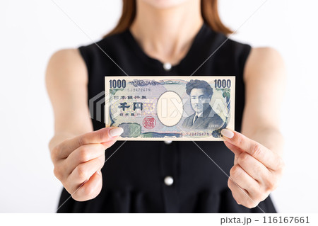 千円札を受け渡す手元  キーワードの言語 : 日本語 116167661