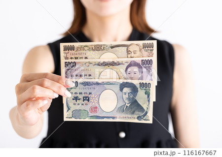 日本円を持つ女性 116167667