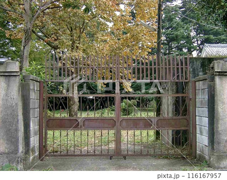 中島知久平邸は近代和風建築(2010.11.13) 改装され部分見学可能 北東にある勝手口と思える門 中島知久平邸は近代和風建築(2010.11.13) 改装され部分見学可能 北東にある勝手口と思える門 116167957