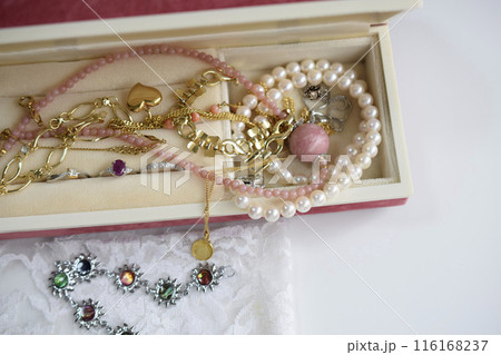 宝石箱に入れたアクセサリー、指輪とネックレス、豪華な宝飾品 宝石箱に入れたアクセサリー、指輪とネックレス、豪華な宝飾品 116168237