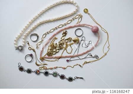 テーブルに並べたアクセサリー、白バックに豪華な宝飾品 116168247