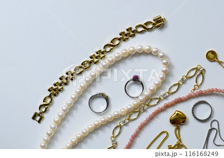 テーブルに並べたアクセサリー、白バックに豪華な宝飾品 116168249