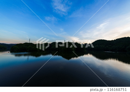 2024年夏布目ダムの夕景　日没前からゴールデンアワーを経てブルーアワーまで広角　日没前⑧ 116168751
