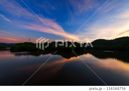 2024年夏布目ダムの夕景　日没前からゴールデンアワーを経てブルーアワーまで広角　ゴールデンアワー⑤ 116168756