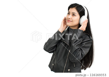 革ジャンを着てヘッドフォンで音楽を聞く若い女性 116169353
