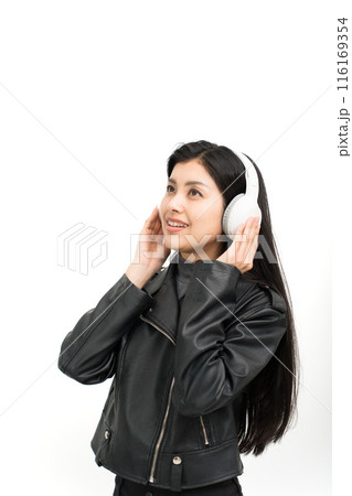 革ジャンを着てヘッドフォンで音楽を聞く若い女性 116169354