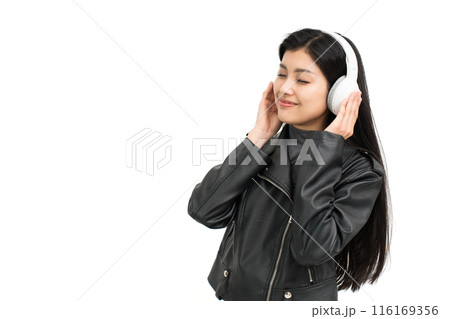 革ジャンを着てヘッドフォンで音楽を聞く若い女性 116169356