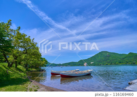 春の群馬県の榛名湖北岸から西側の掃部ヶ岳方面 春の群馬県の榛名湖北岸から西側の掃部ヶ岳方面 116169460