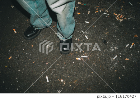 裏路地のタバコのポイ捨てがひどい場所 116170427