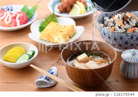 お味噌汁 朝食イメージ 116170544